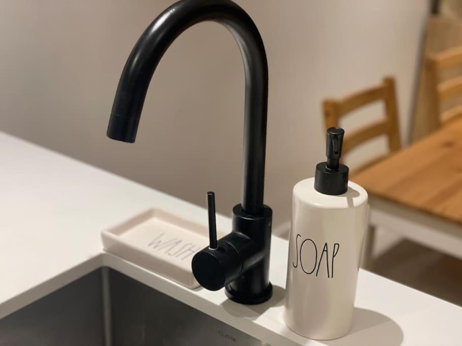 Modern 1bd ; Pool, Gym, Secure Underground Carpark * Melbourne