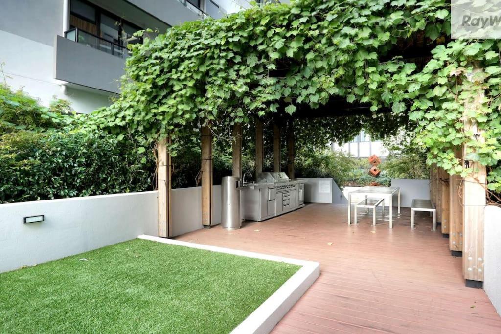 Modern 1bd ; Pool, Gym, Secure Underground Carpark